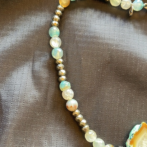 Necklace with an agate large charm and florite silver/ gold colored beads. - Picture 3 of 4
